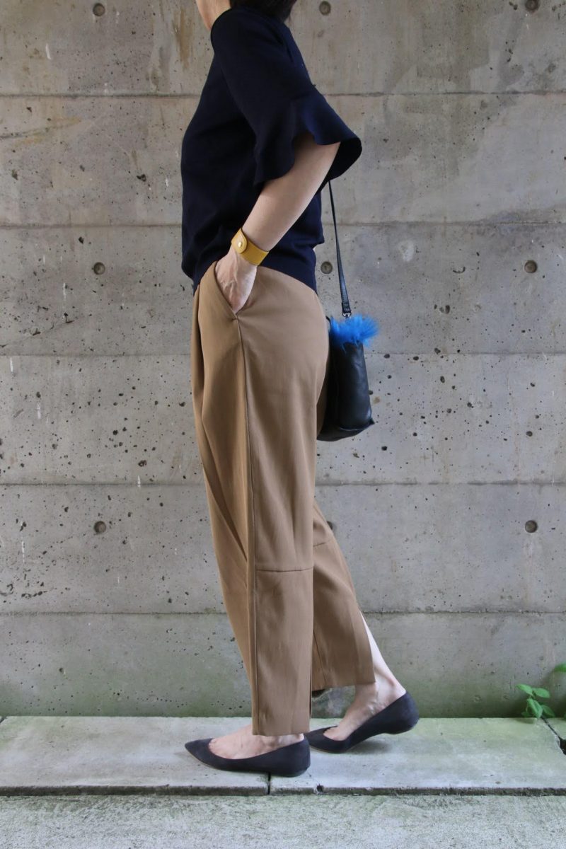 タックパンツコーディネート横