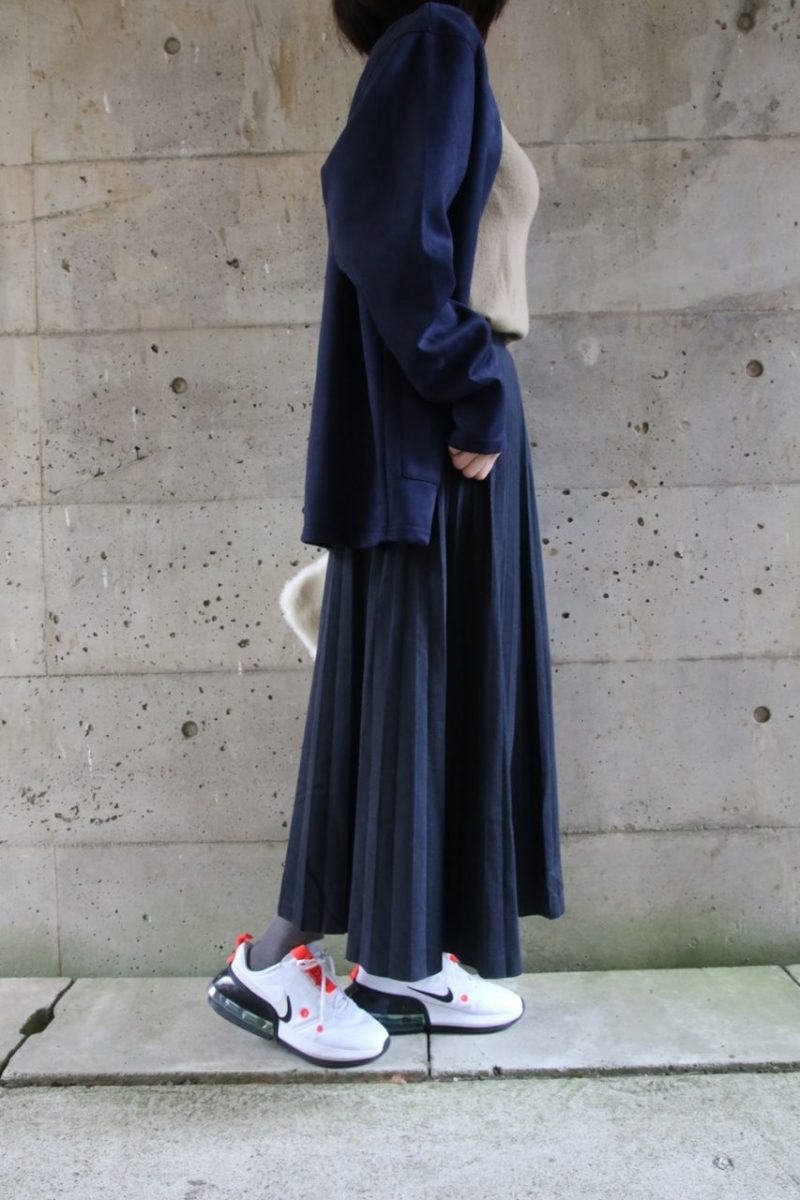 カーディガン＋プリーツスカートコーディネート横