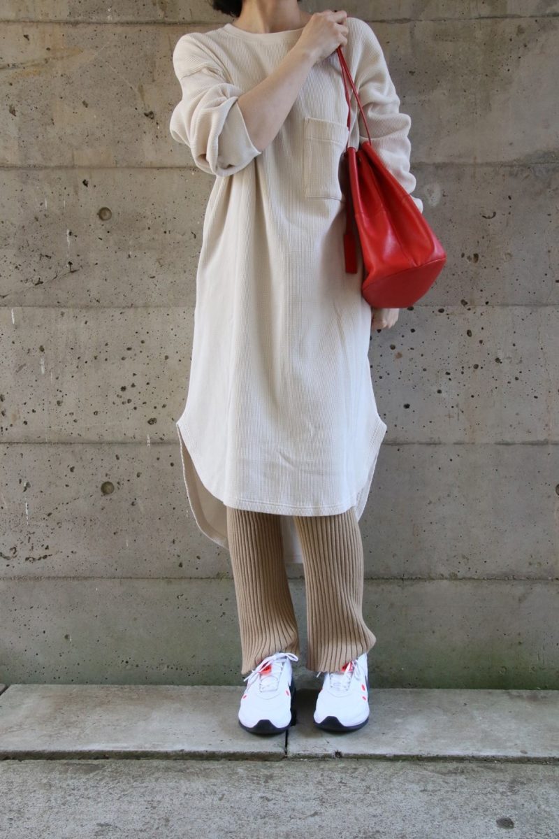 リブニットパンツコーディネート正面2