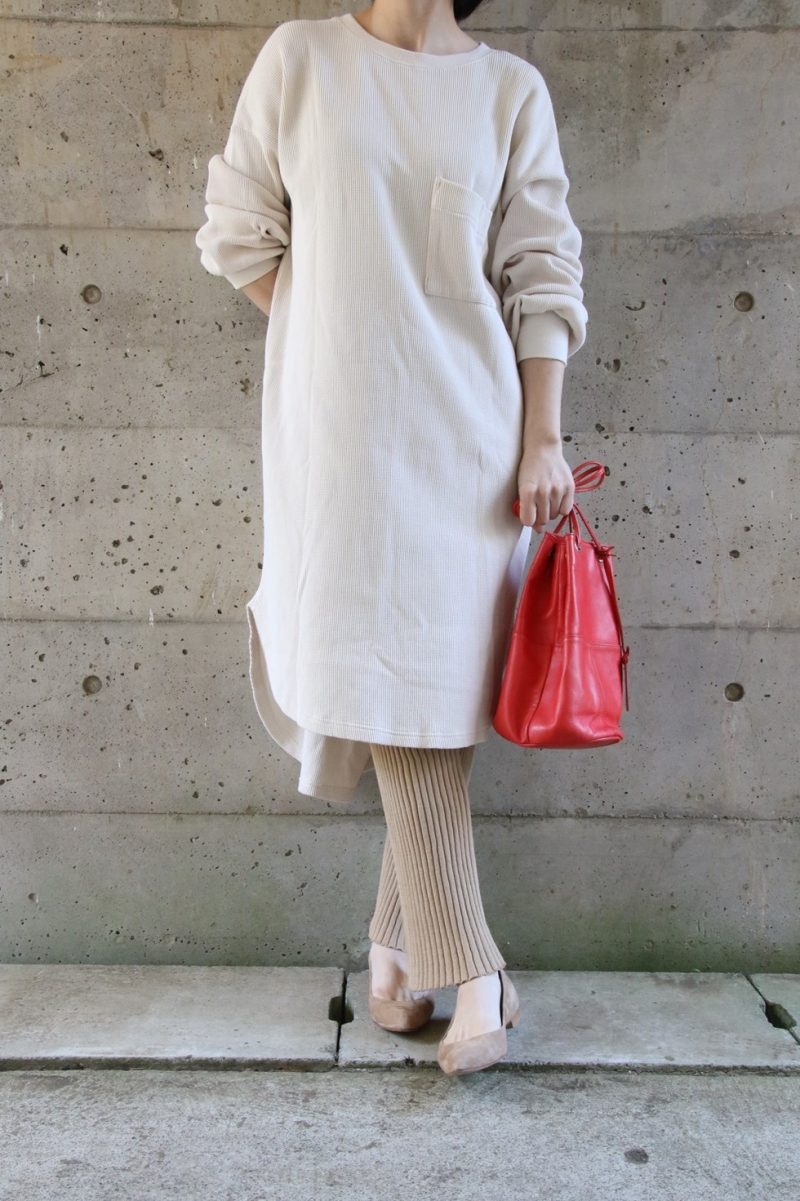 リブニットパンツコーディネート正面