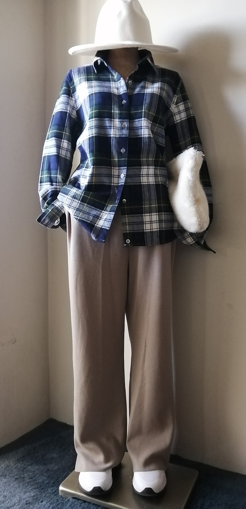 シャツ×ニットパンツコーデ