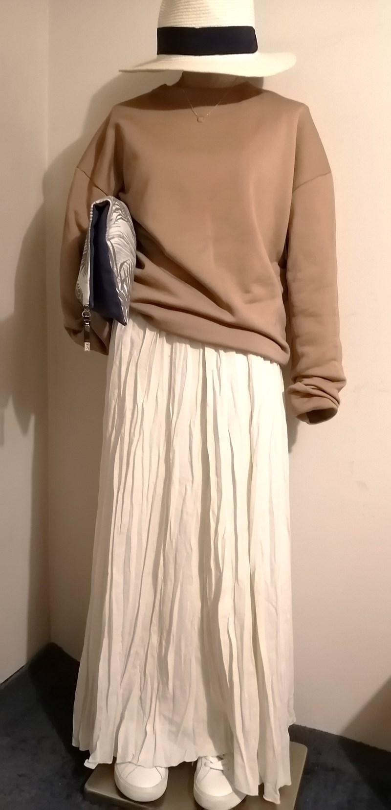 スウェット×プリーツスカートコーデ