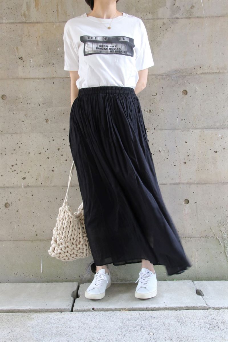 プリントTモノトーンコーデ