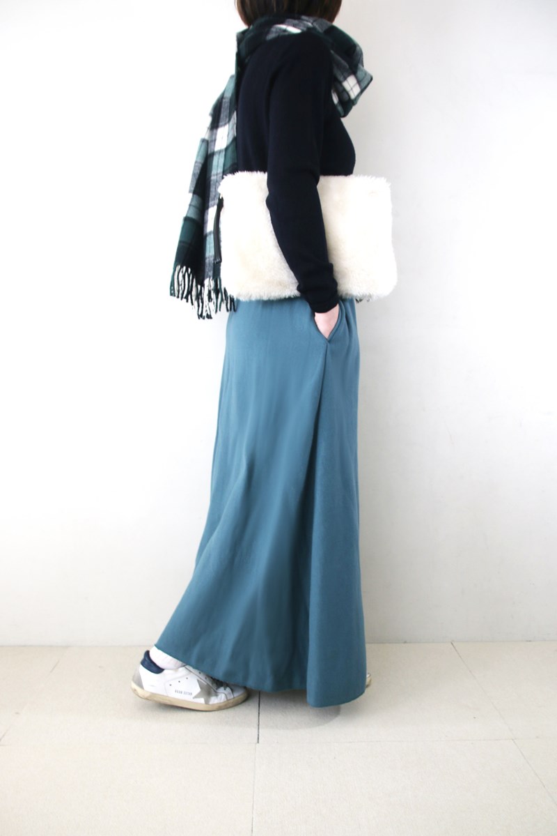 スウェットロングスカートコーデ横2