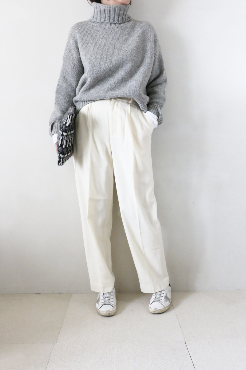 グレー×ホワイトコーデアイチャッチ