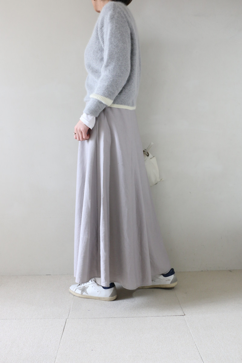グレーワントーンマキシスカートコーデ横2