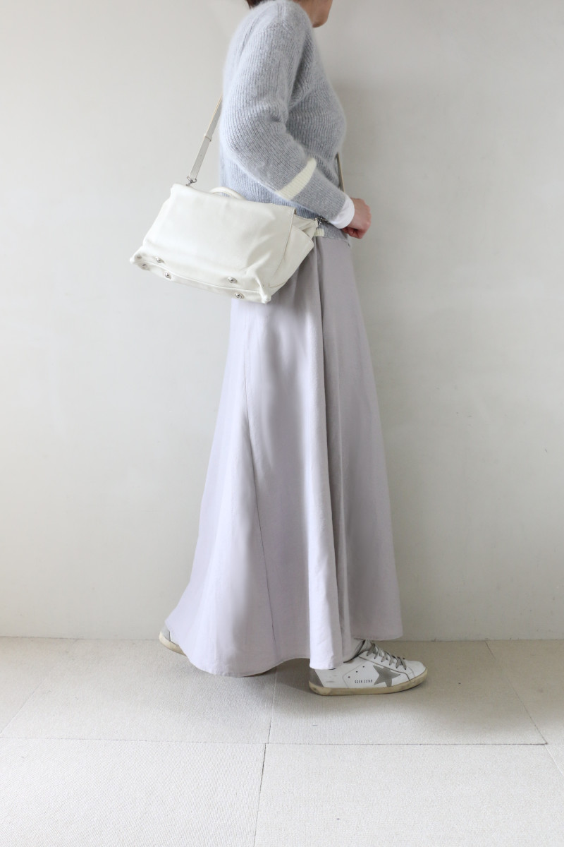 グレーワントーンマキシスカートコーデ横