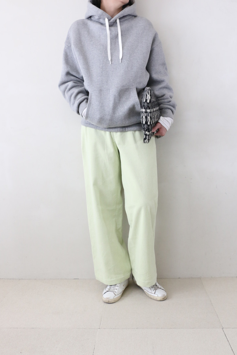 フーディ×コーデュロイパンツコーデアイチャッチ