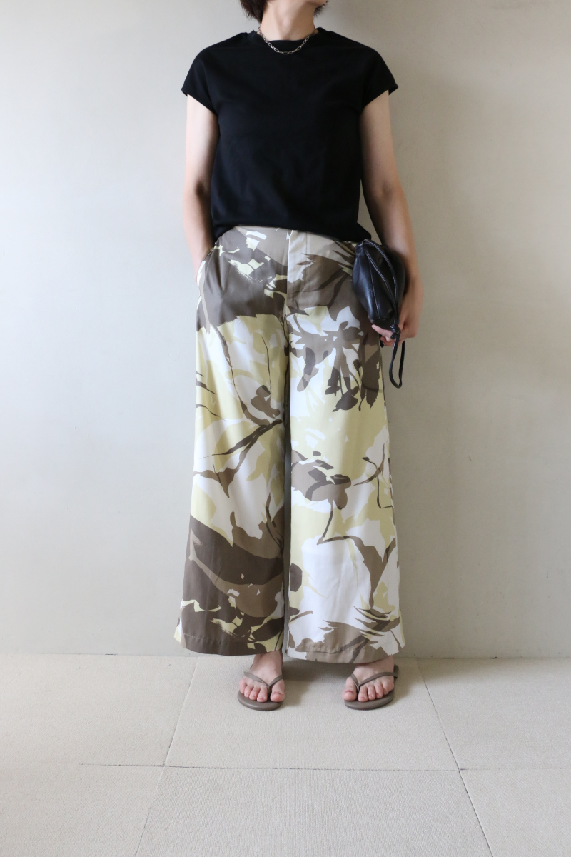 黒フレンチカット×プリントパンツコーデ
