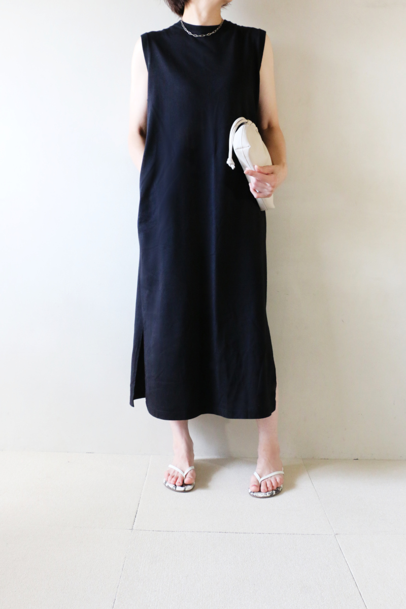 ブラックTシャツ×ネイビーパンツコーデ3