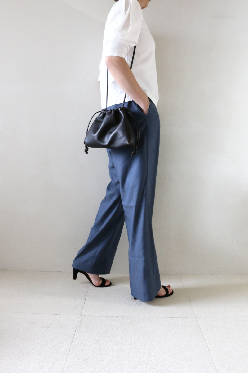 パフスリーブカットソー×パンツコーデ横2