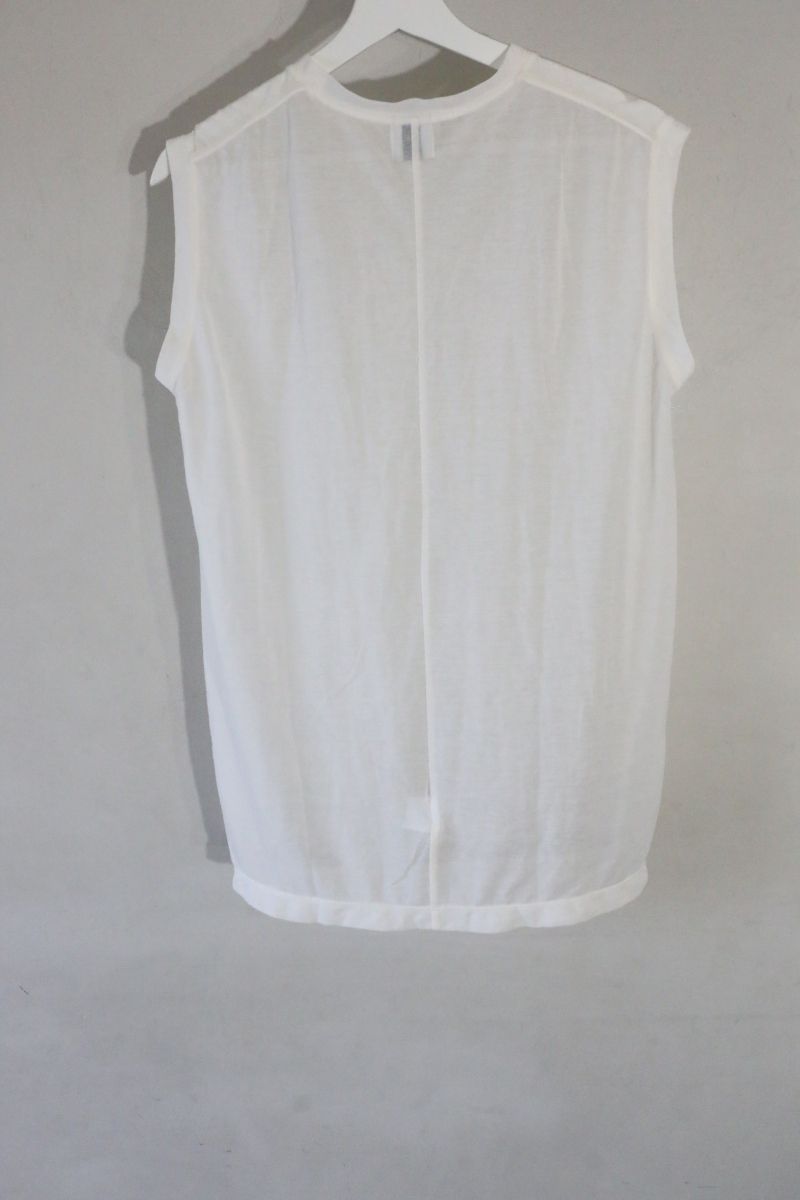 スピックアンドスパントップス後ろ