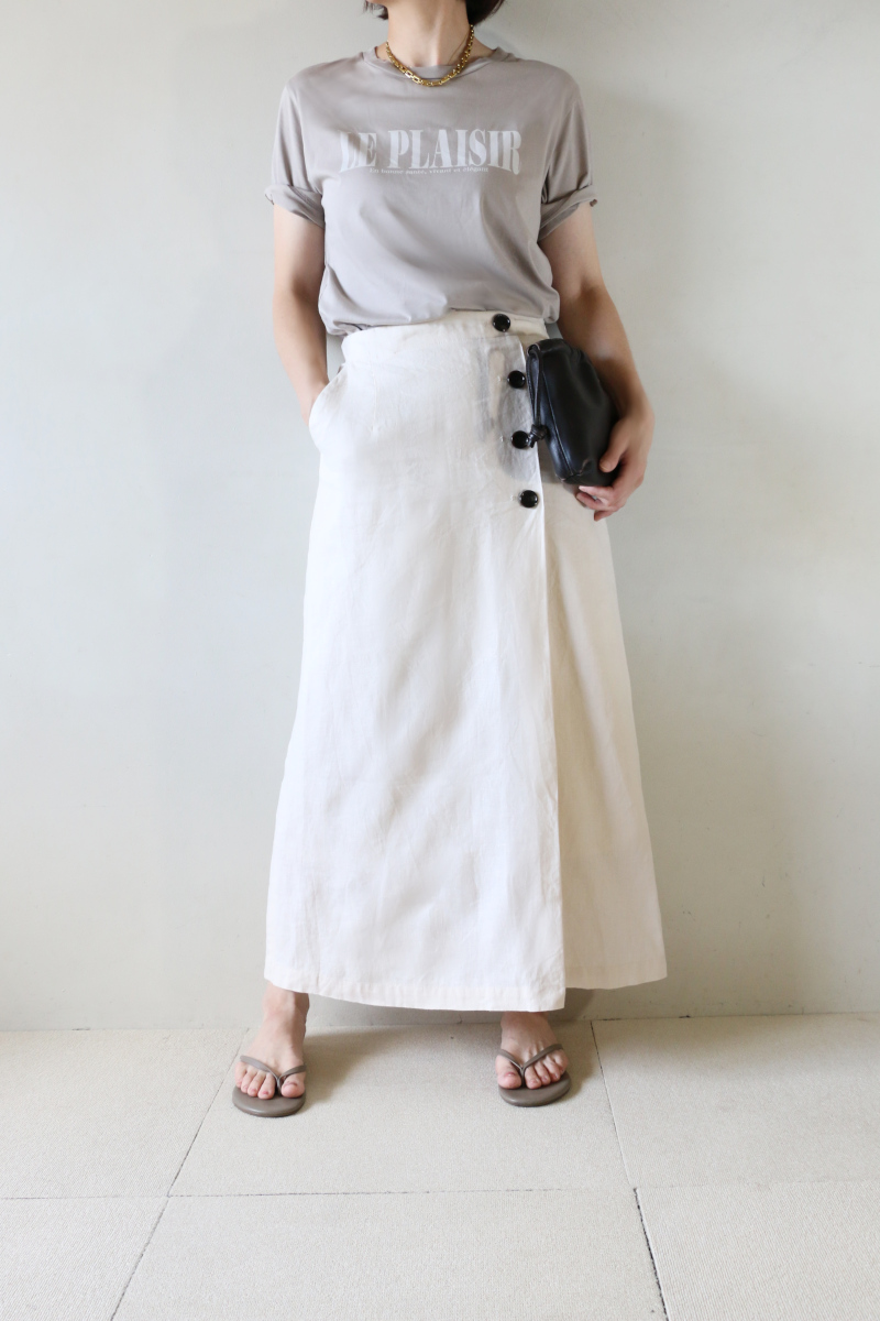 ロゴTシャツ×スカートニュアンスコーデアイチャッチ