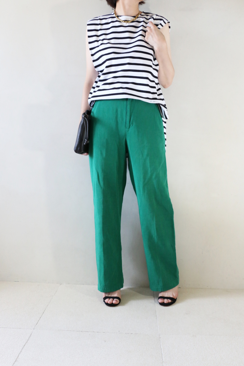 タックスリーブカットソー×グリーンパンツコーデアイチャッチ