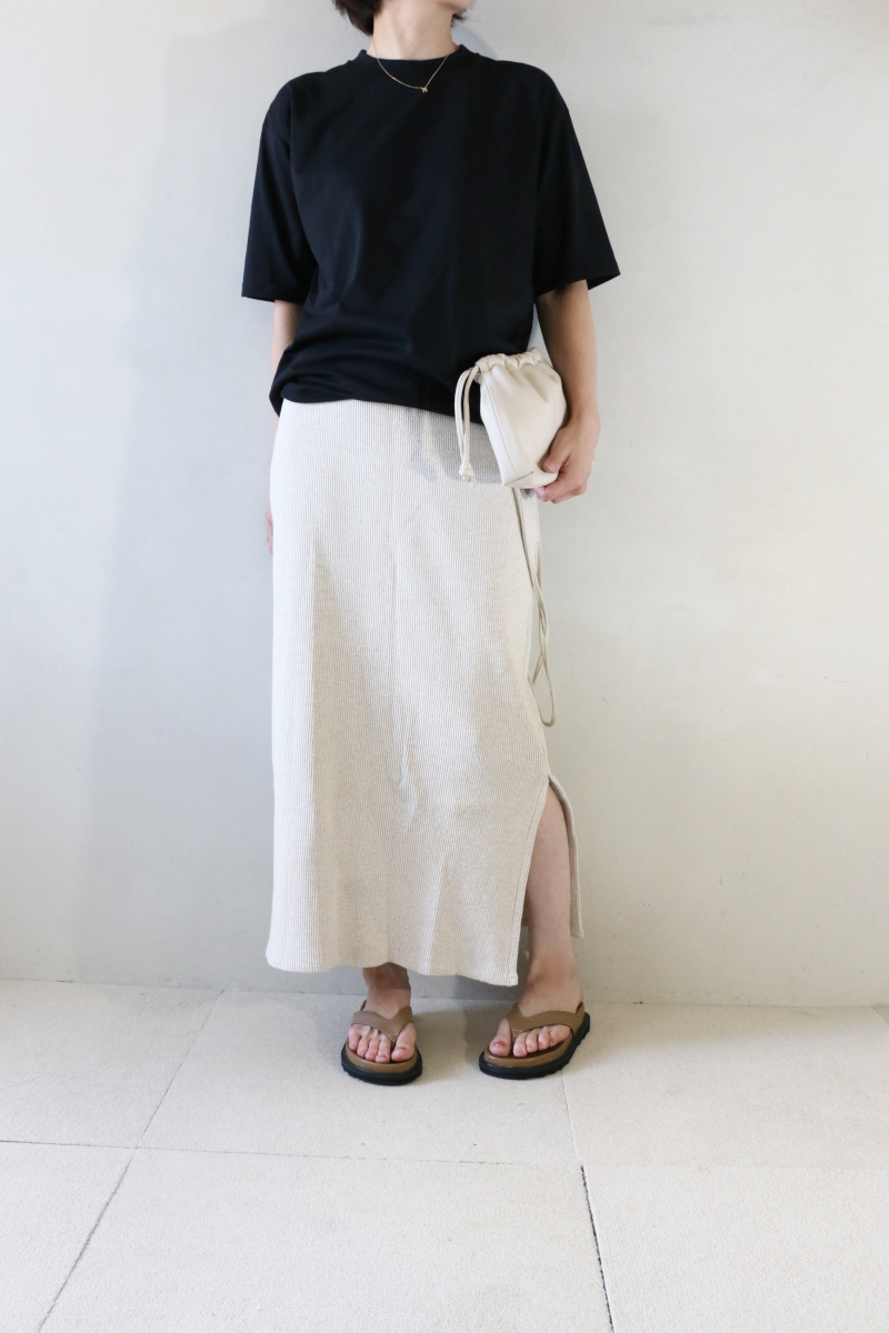 ドロストTシャツ×リブスカートコーデアイチャッチ