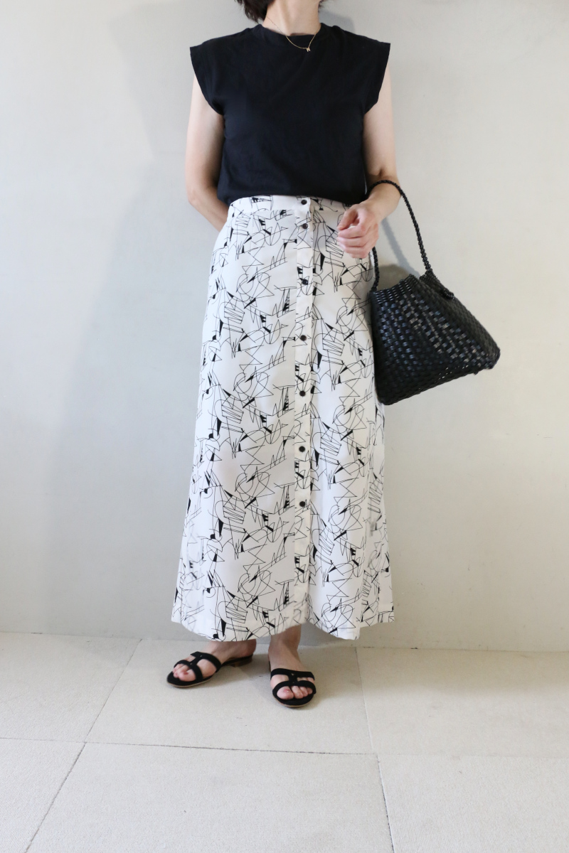 モノトーンプリントスカートコーデ4