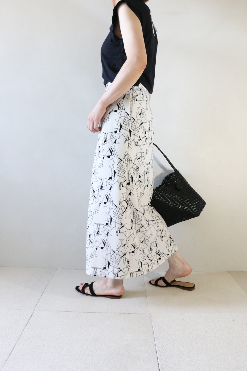 モノトーンプリントスカートコーデ横2