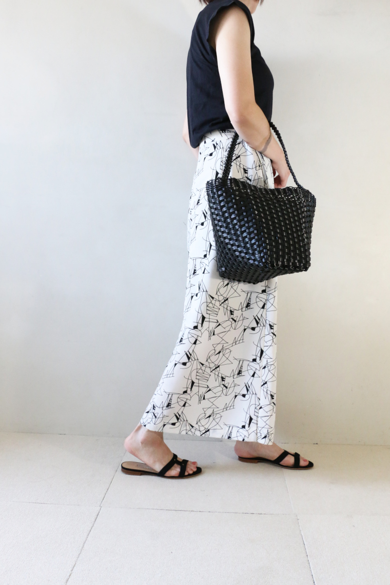 モノトーンプリントスカートコーデ横