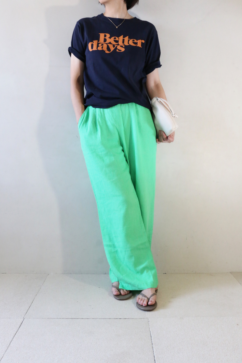 ネイビーロゴT×カラーリネンパンツコーデ3