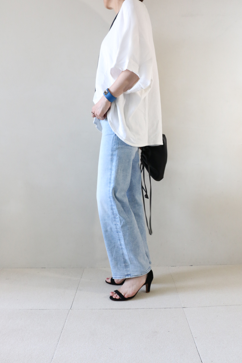 ライトスウェット×デニムコーデ横2