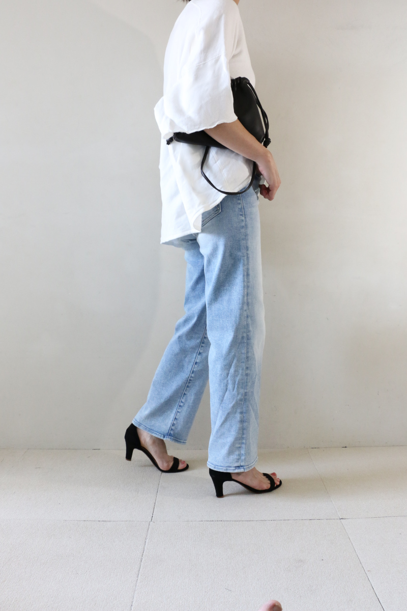 ライトスウェット×デニムコーデ横3