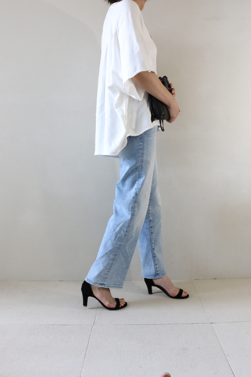 ライトスウェット×デニムコーデ横