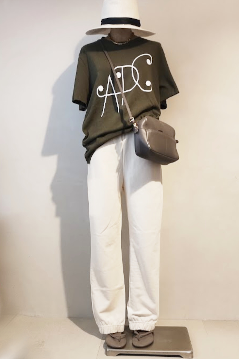 A.P.C カーキTシャツ×スウェットパンツコーデ2