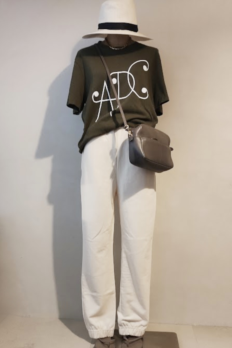 A.P.C カーキTシャツ×スウェットパンツコーデ