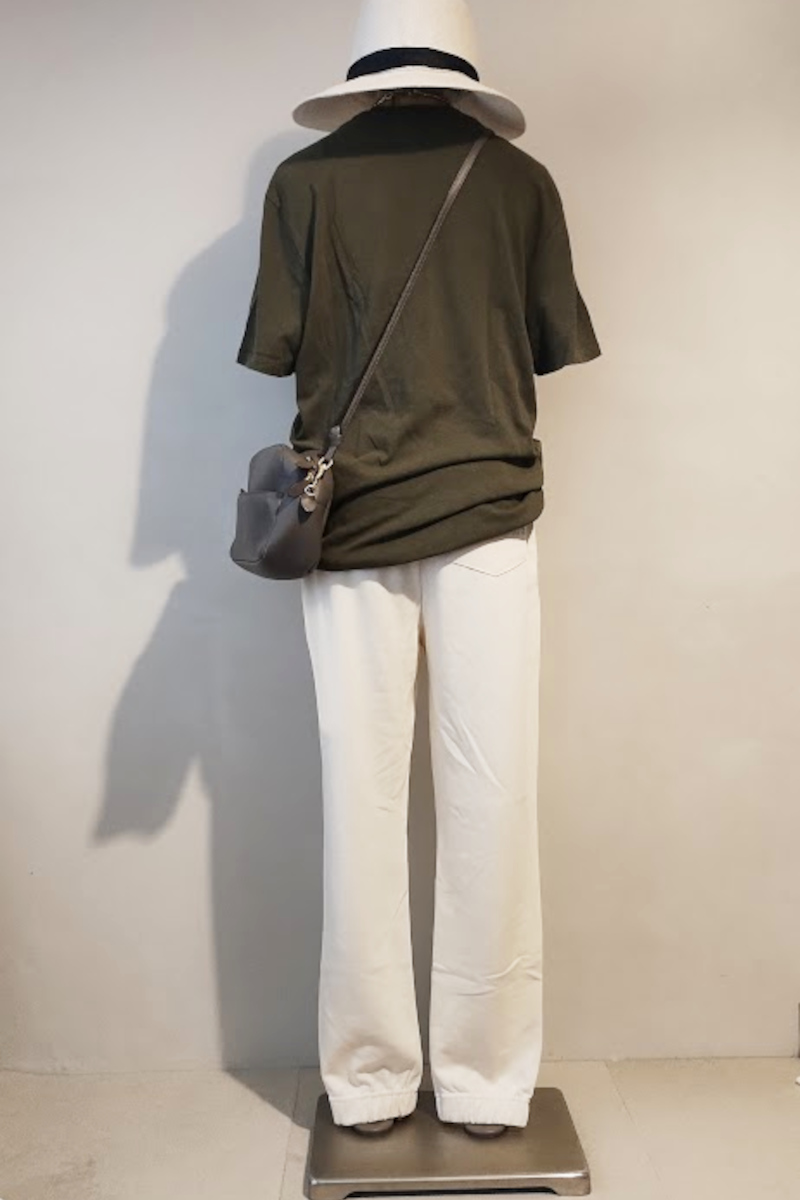 A.P.C カーキTシャツ×スウェットパンツコーデ後ろ