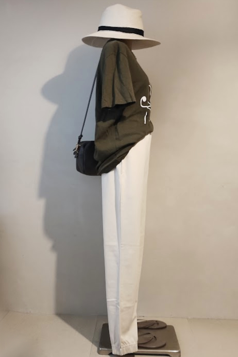 A.P.C カーキTシャツ×スウェットパンツコーデ横