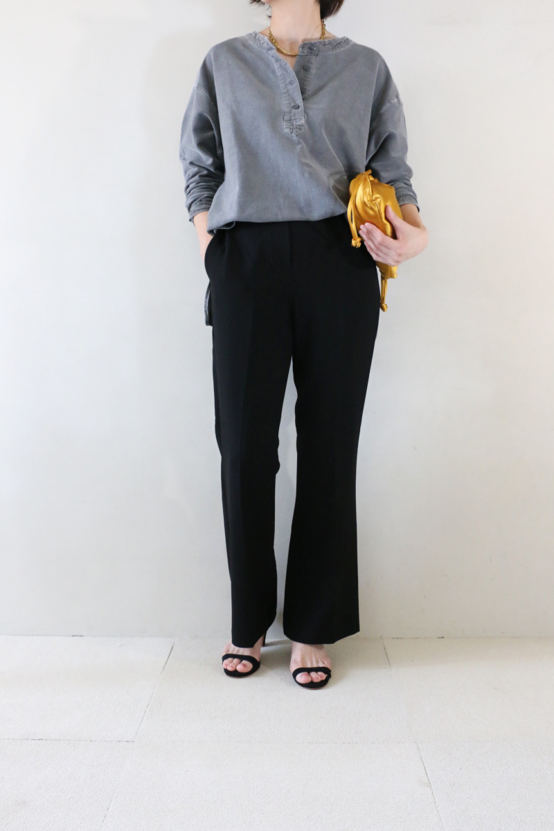 ヴィンテージライクヘンリーネックカットソー ×フレアパンツコーデアイチャッチ