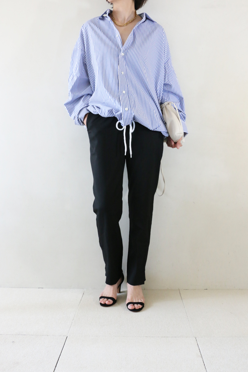 ストライプヘムギャザーシャツ×ZIPパンツコーデアイチャッチ