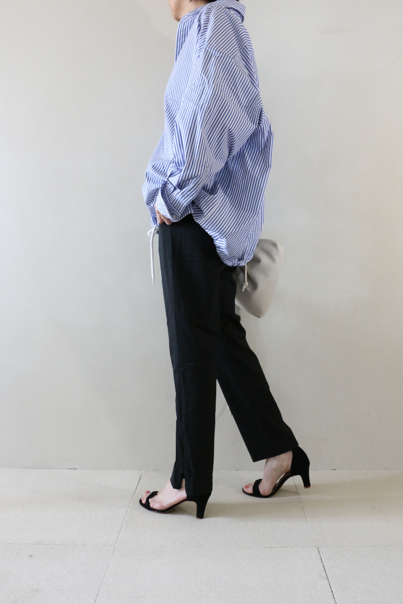 ストライプヘムギャザーシャツ×ZIPパンツコーデ横