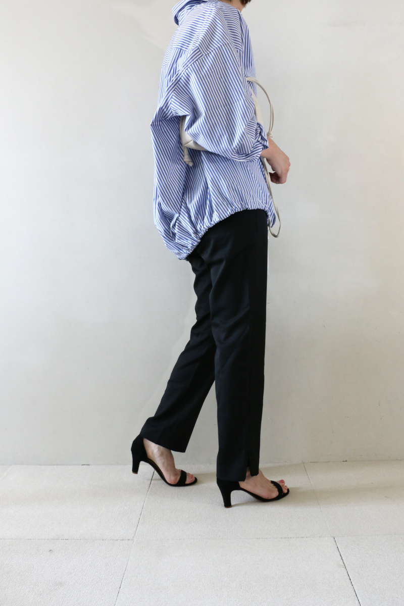 ストライプヘムギャザーシャツ×ZIPパンツコーデ横2