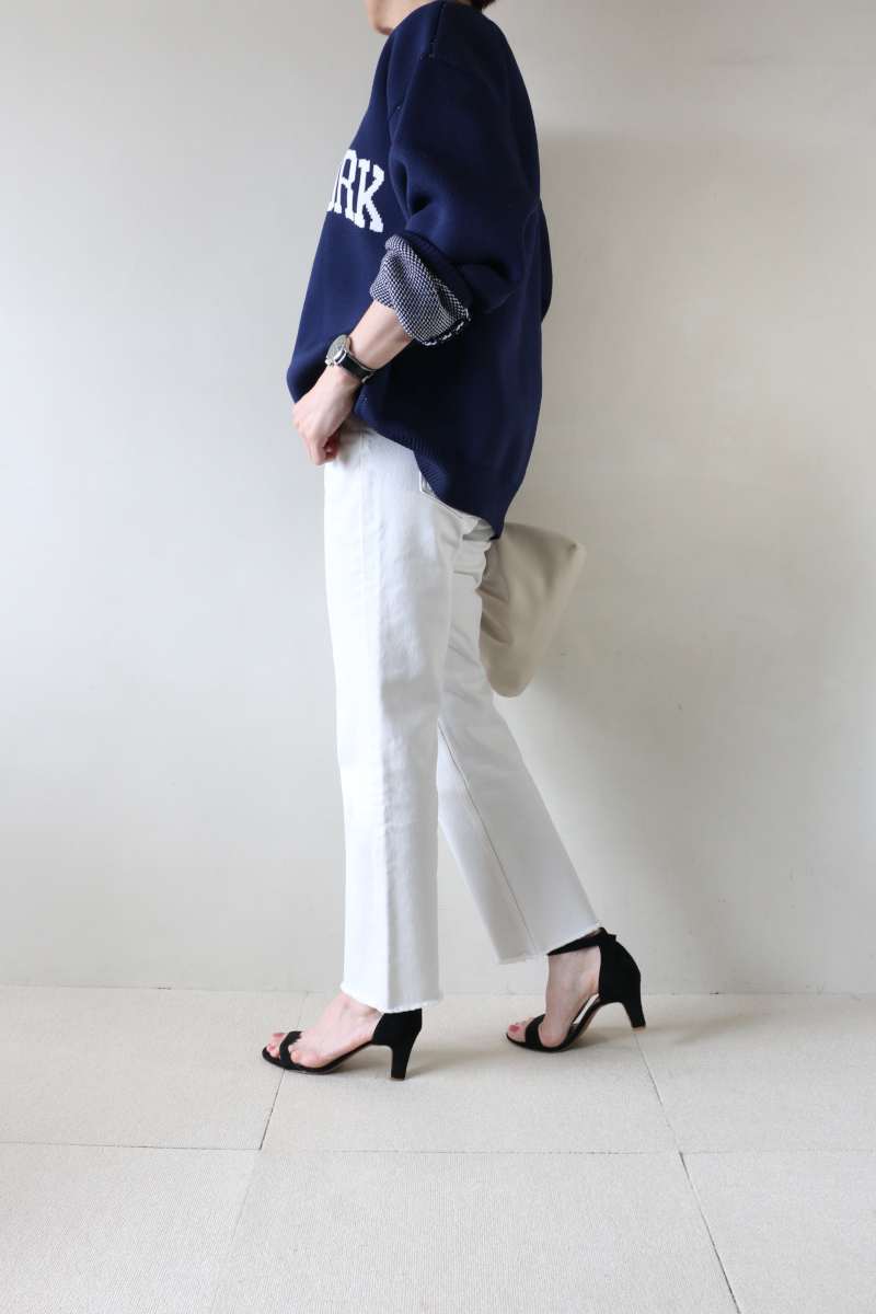 カレッジ ロゴ ニット×デニムコーデ横