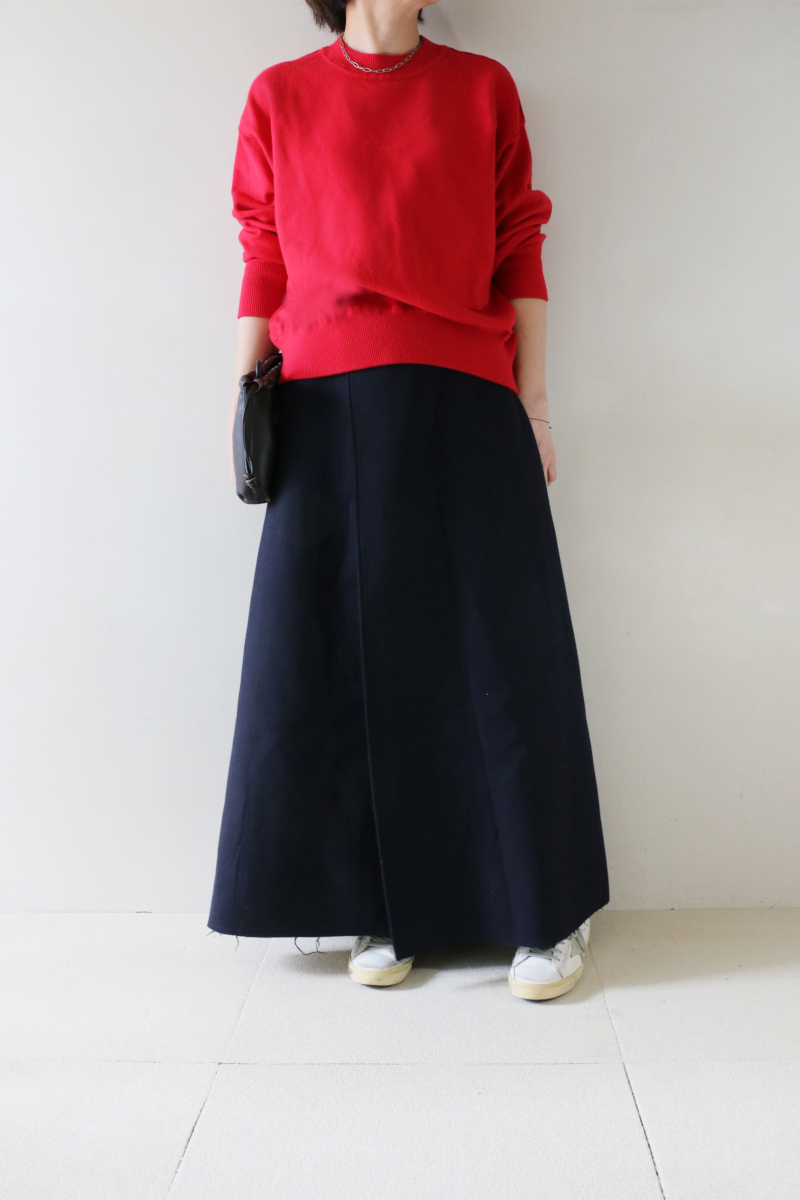 赤ニット掛けるマキシスカートコーデアイチャッチ