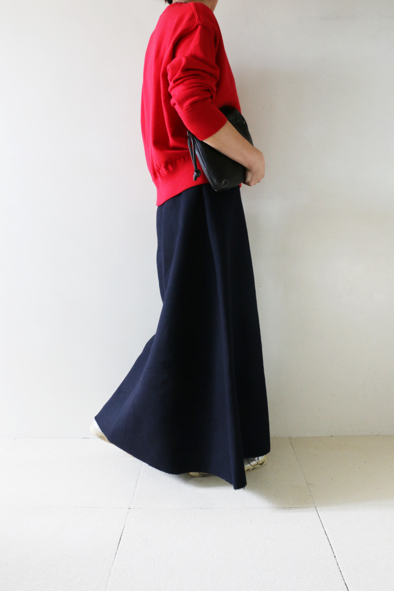赤ニット×マキシスカートコーデ横3