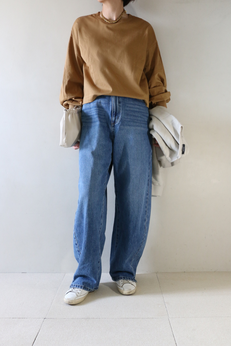 スウェット×カットソー×デニムコーデ