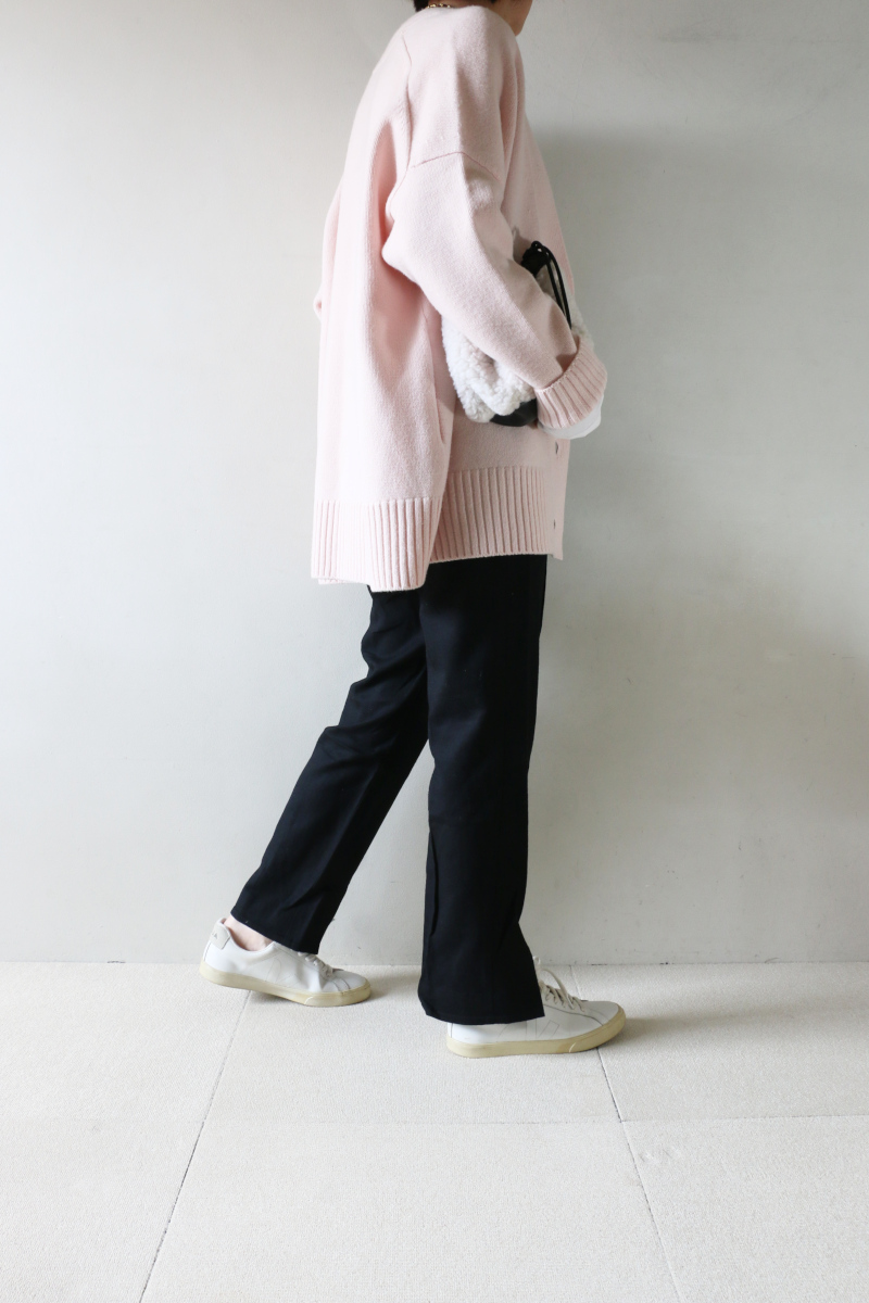 PINKカーディガンコーデ横