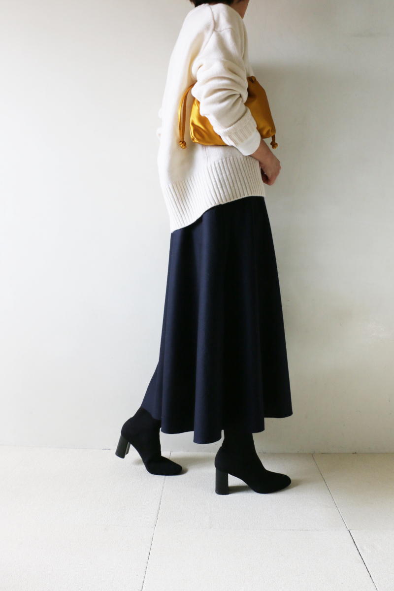 クルーネックプルオーバーニット×スカートコーデ横2