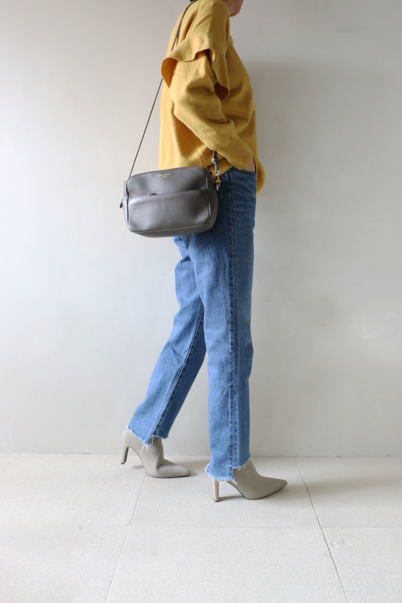 フリルスリーブニット×デニムコーデ横3