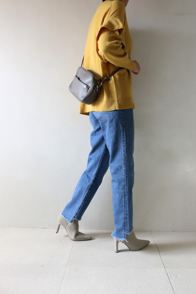 フリルスリーブニット×デニムコーデ横