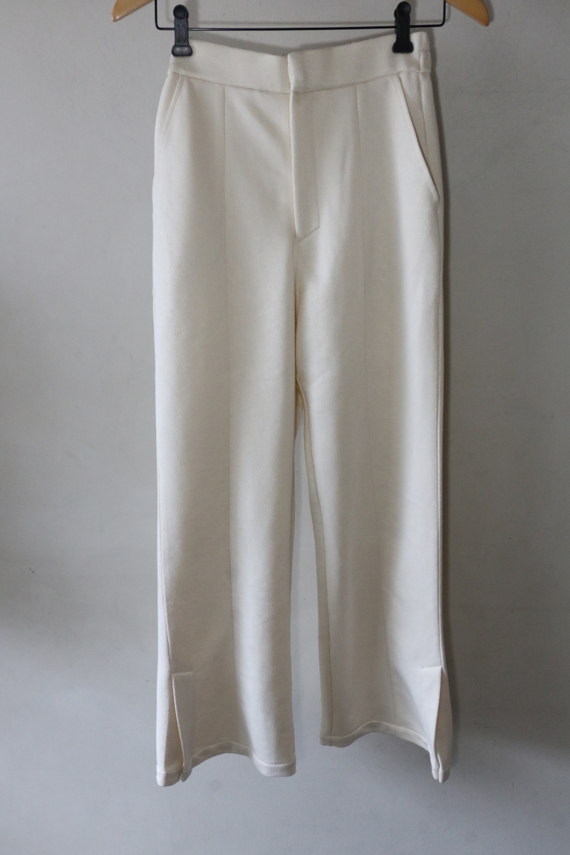 ジーナシスパンツ