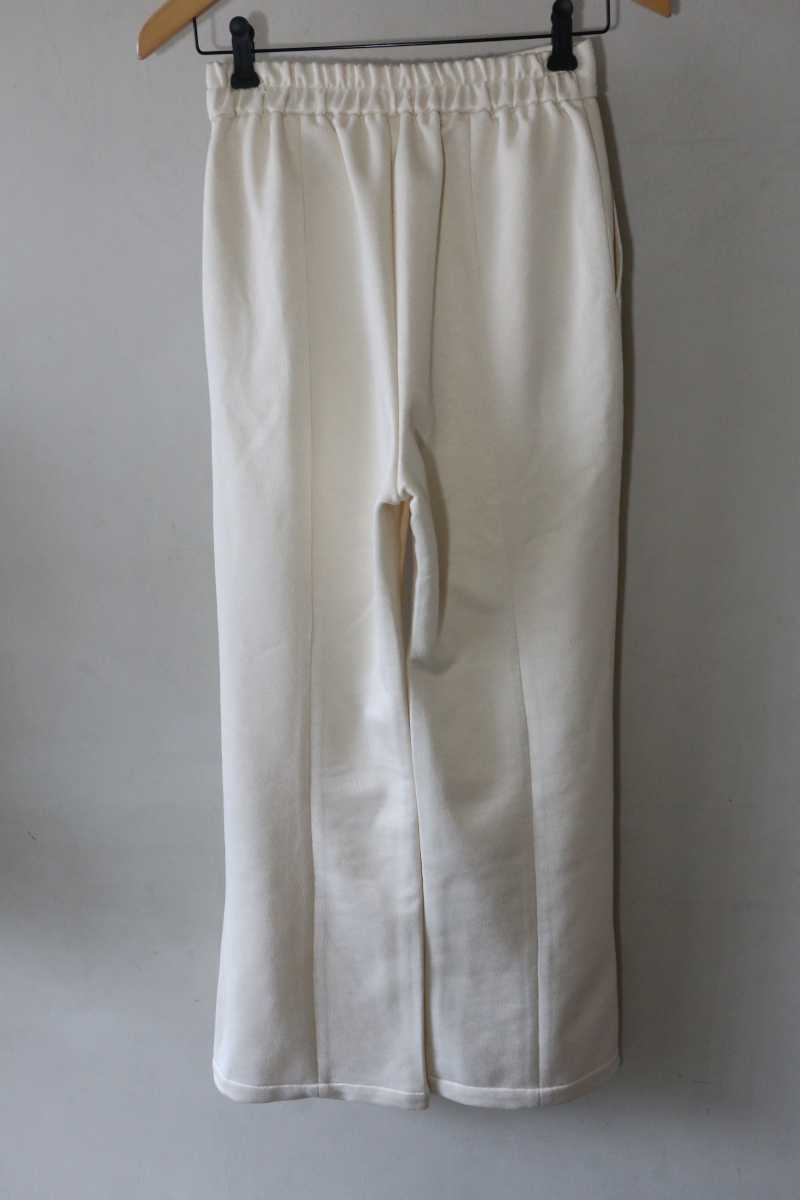 ジーナシスパンツ後ろ