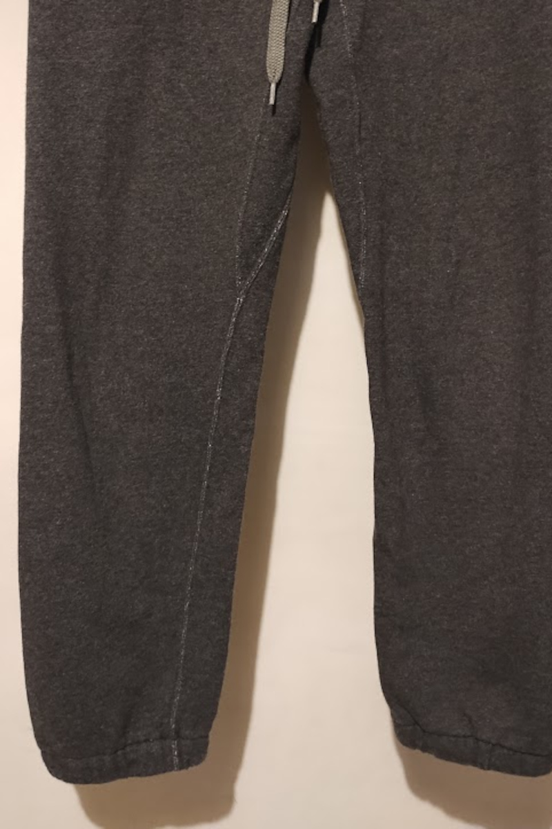 カフタンプルオーバー×スウェットパンツコーデ7