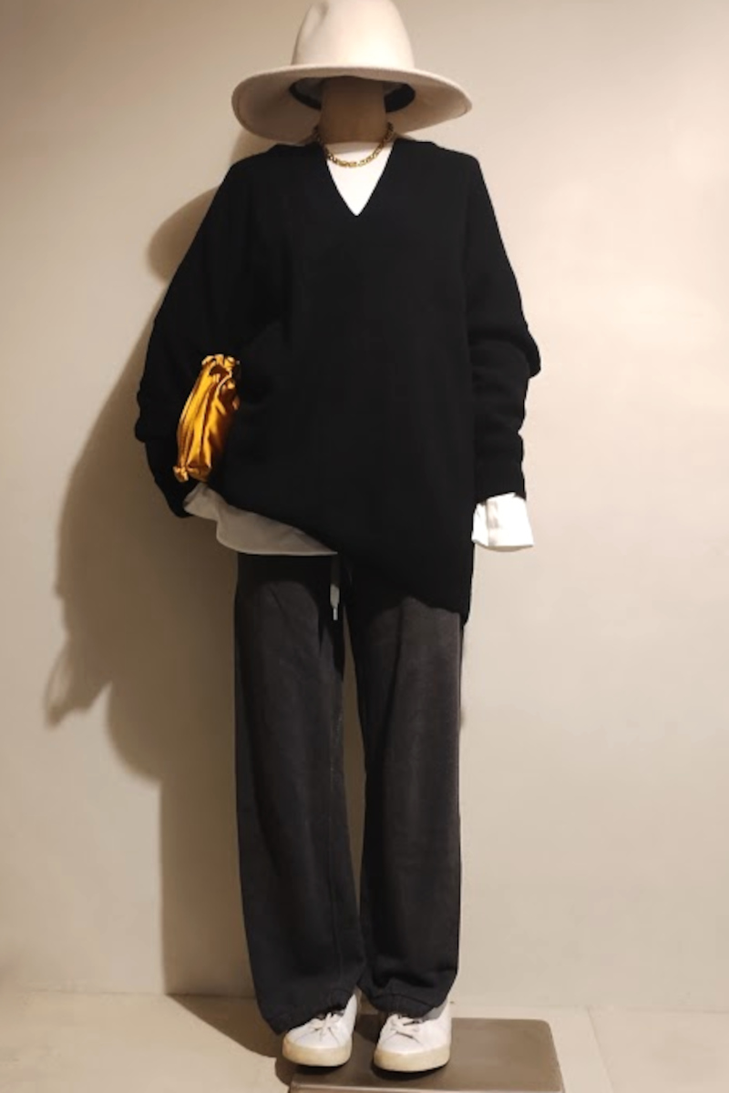 カフタンプルオーバー×スウェットパンツコーデ