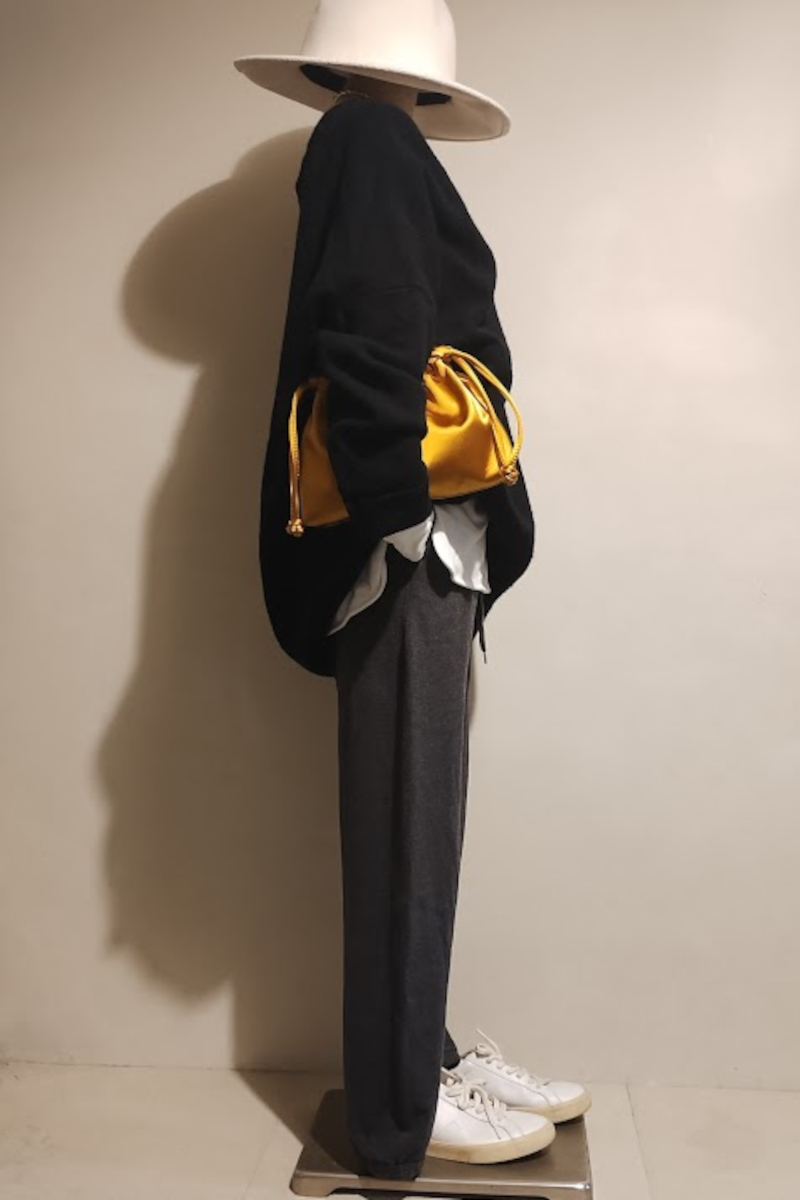 カフタンプルオーバー×スウェットパンツコーデ9