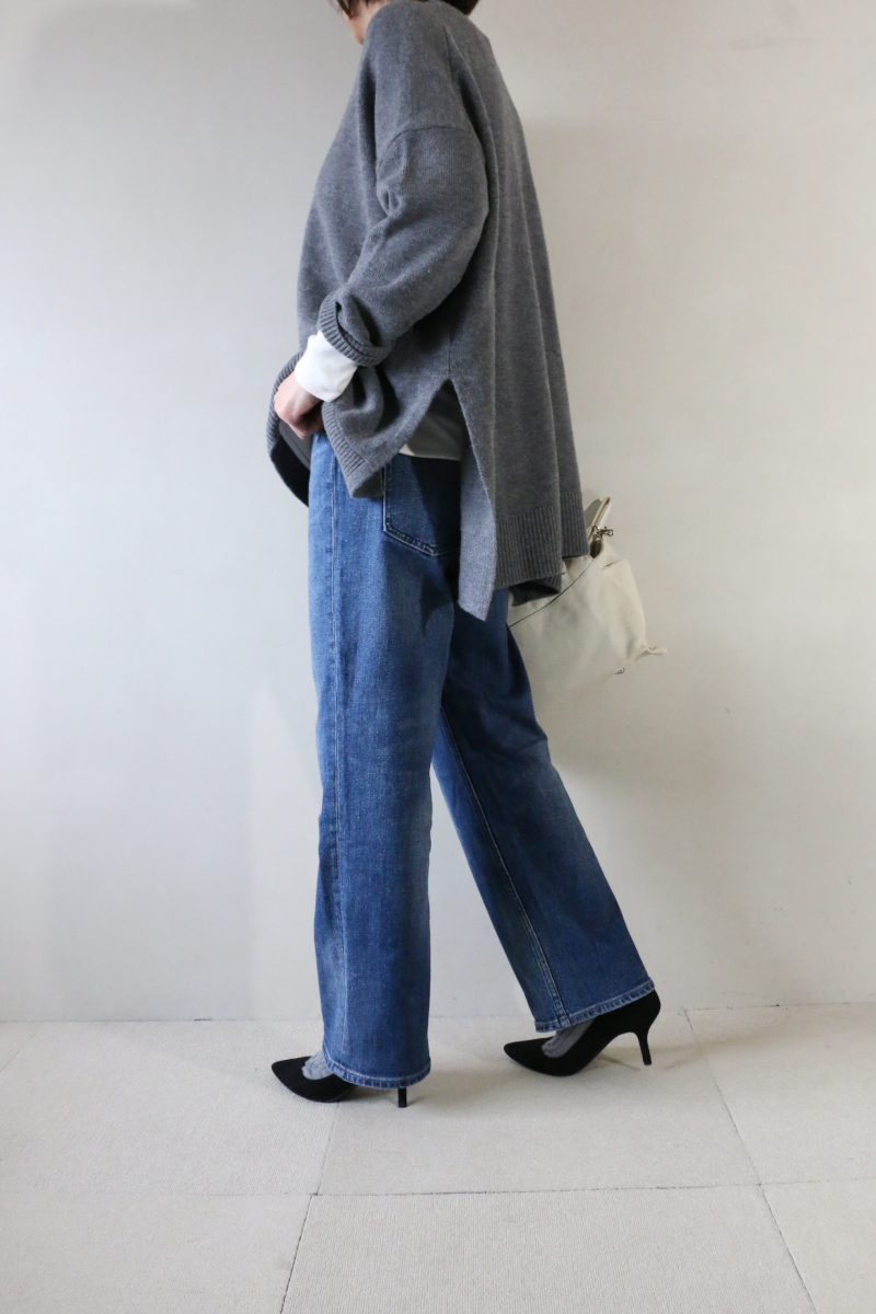 スリットオーバーニット×デニムコーデ横2