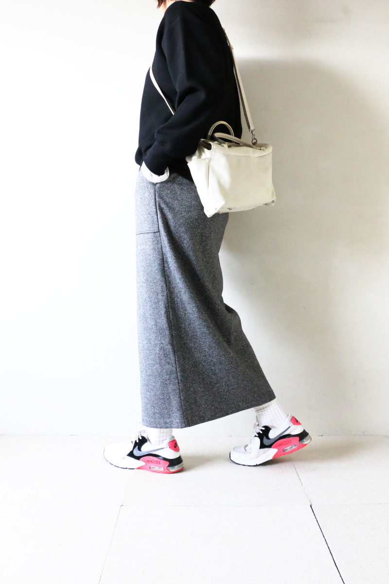 スウェットライクニット×ツイードスカートコーデ横2