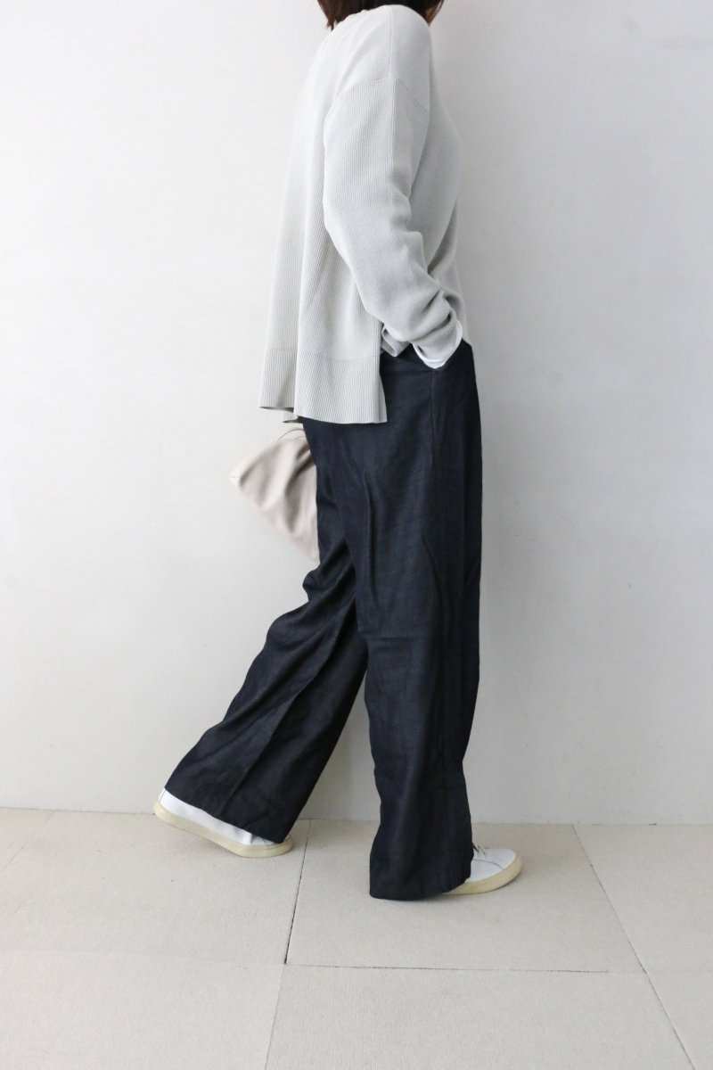 スリットプルオーバー×リラックスパンツコーデ横